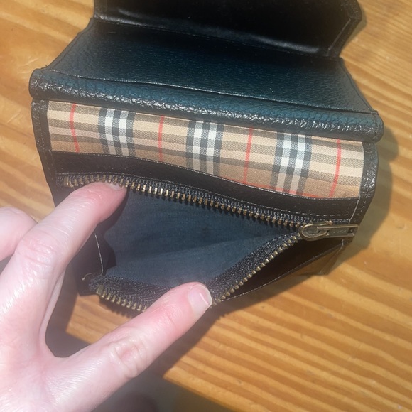 Burberrys Black Pebbled Leather Plaid Interior Zip Tri-Fold Snap Compact Wallet - Picture 6 of 12